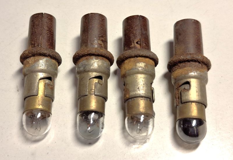 Merkkivalon_kanta_ja_polttimo