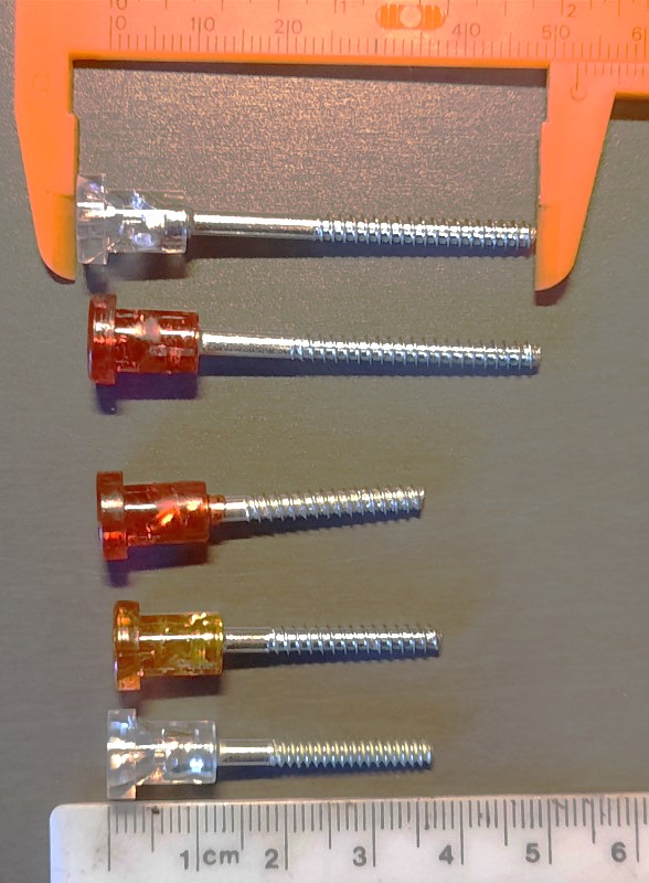 Valojen kiinnitysruuvit