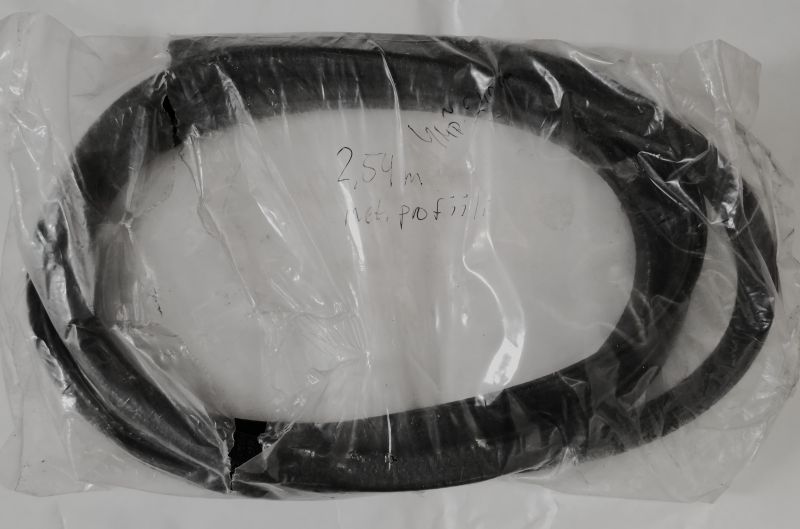 L118-tiiv-U-2,54--Tiiviste_muoto_U-metallivahvike_2,54