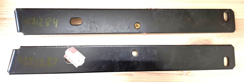 L306-283__L306-284--Etupuskuri-127-kiinnitysrauta-oikea_ja_vase--4381283-4381284